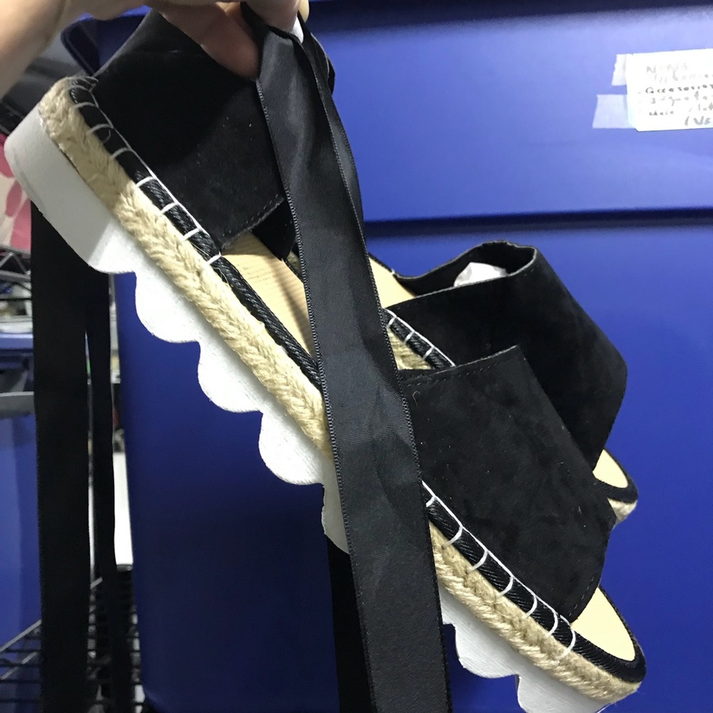 New Comfy black & white sandals